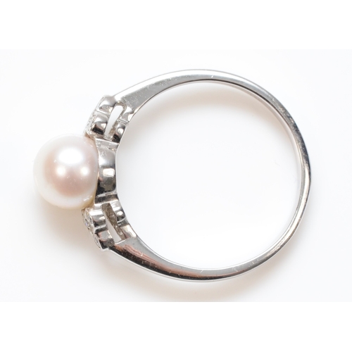 300 - A 9ct white gold cultured pearl and brillaint cut diamond dress ring, P, 2.6gm.