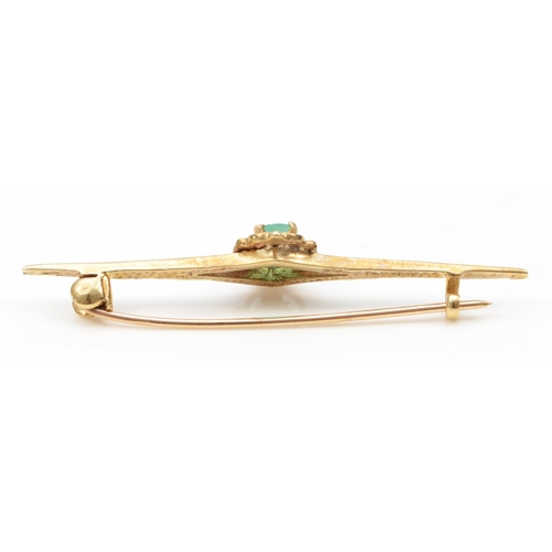 349 - A vintage 9ct gold emerald bar booch, 4.5cm, 2.1gm.