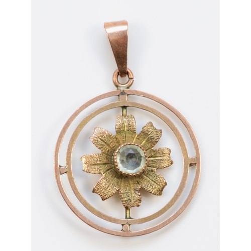 407 - An Edwardian 9ct gold paste stone floral pendant, 20mm, 1.2gm.