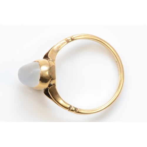 429 - A 9ct gold single stone moonstone dress ring, M, 2.9gm.