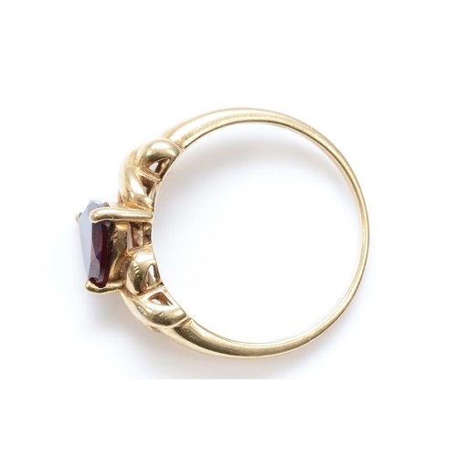 492 - A 9ct gold single stone garnet dress ring, N-O, 2.5gm.