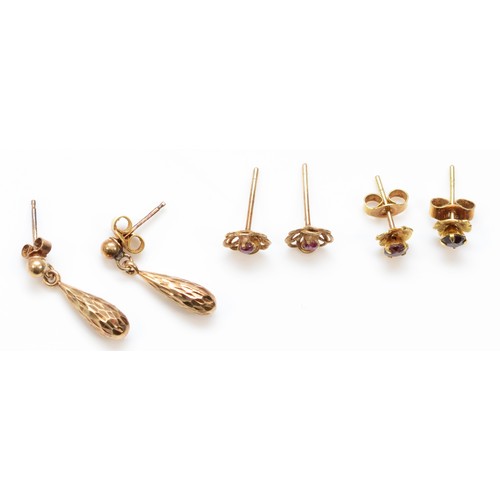 516 - Two pairs of 9ct gold earrings to include a garnet set example, 5mm, together with a pair of pink sa... 