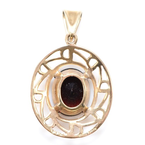 525 - A 9ct gold garnet pendant, 27 x 17mm, 2.2gm.