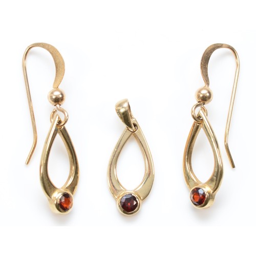 529 - A 9ct gold garnet drop pendant, 19 x 7mm, together with a pair of matching earrings, 2.2gm.