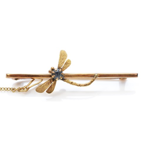 530 - An Edwardian 9ct gold paste stone dragonfly brooch, 47mm, 1.9gm.