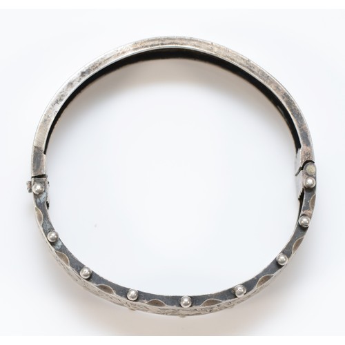 202 - A Victorian unmarked silver hinged bangle, 53 x 51mm, 16gm