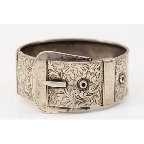 205 - A silver hinged buckle bracelet, Chester 1938, 60 x 52mm, 31gm