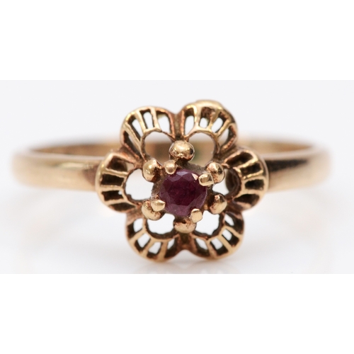 257 - A 9ct gold and ruby single stone ring, S, 2.5gm