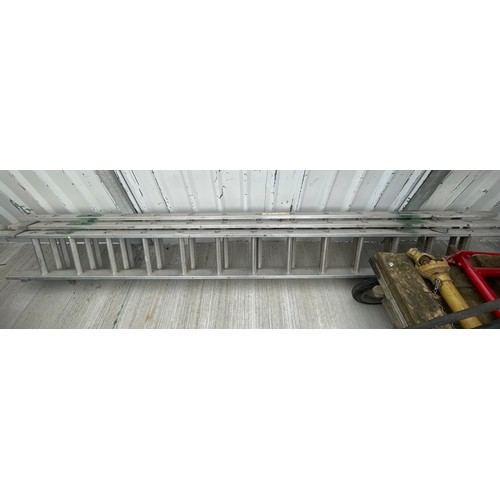 24 - Light trade aluminium extending Ladders.