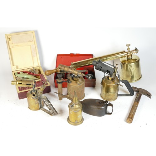 39 - A collection of early 20th century and later carpenters hand tools in two boxes. (2)