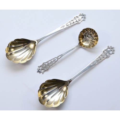 3 - An Edwardian silver dessert serving set, by Elkington & Co., Birmingham 1905, with hand cut pierced ... 