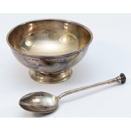 39 - An Edwardian silver christening bowl and spoon, Sheffield 1902, unengraved, bowl diameter10.5cm, 111... 