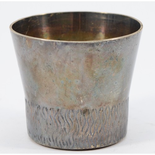 46 - A silver toddy cup, by Payne & Sons, Birmingham 1972, with wriggle engraved base, 5cm, 93gm