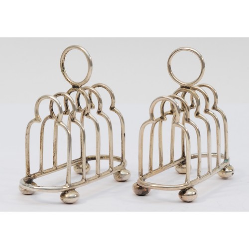 49 - An Edwardian silver pair of four division toast racks, by Dixon Bros., Sheffield 1904, 8cm, 90gm