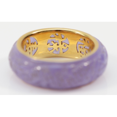 139 - A Chinese 14ct gold and enhanced carved lavender jadeite band ring, depicting two dragons chasing th... 