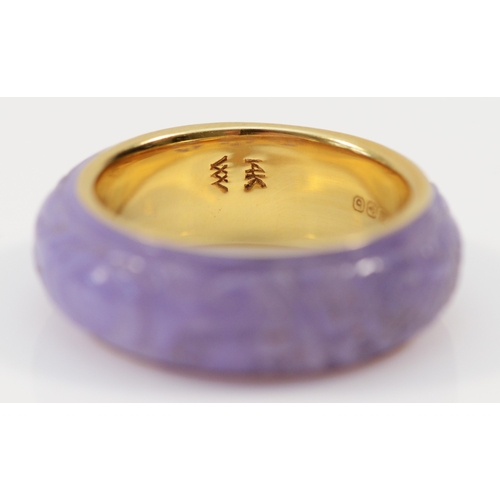 139 - A Chinese 14ct gold and enhanced carved lavender jadeite band ring, depicting two dragons chasing th... 