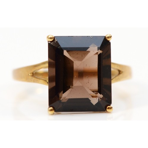 153 - A 9ct gold and smokey quartz dress ring, 11 x 10mm, P 1/2, 2.2gm