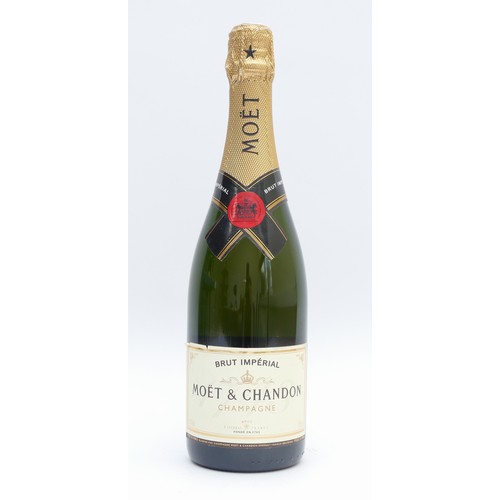 300 - Moet & Chandon champagne, 750ml 12%