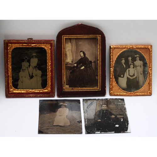 347 - A collection of Victorian photographs, to include a daguerreotype portrait of a lady and child, thre... 