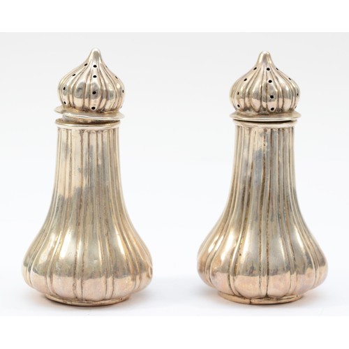 32 - A Victorian silver pair of pepper pots, Birmingham 1893, 9cm, 81gm