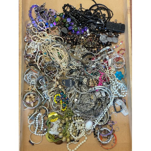 139 - Approximately 10kg of unsorted costume jewellery