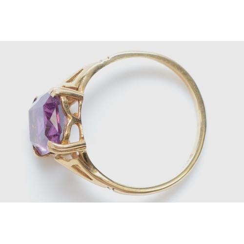 250 - A 9ct gold amethyst paste dress ring, N, 2.4gm