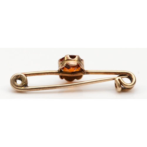 256 - An unmarked Victorian rose gold and citrine bar brooch, 36mm, 2.4gm