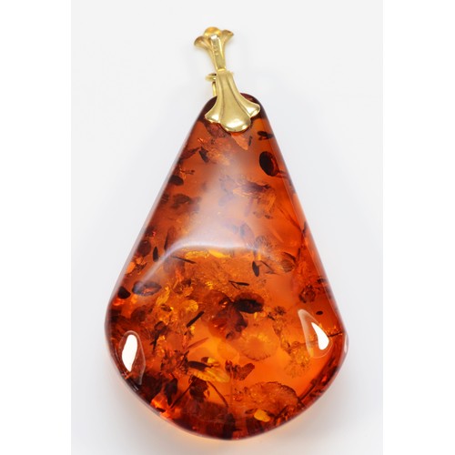 314 - A German 333 standard 8ct gold bail Baltic amber pendant with sun spangles, 7cm, 20.5g