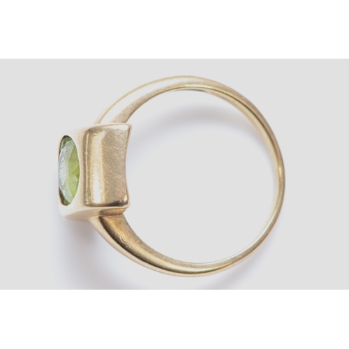 340 - A 9ct gold peridot dress ring, N, 4g