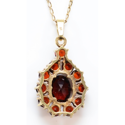 344 - A 9ct gold garnet cluster pendant necklace, 3.1g