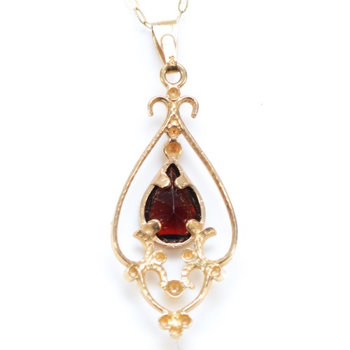 428 - A 9ct gold and garnet pendant, 28mm overall, chain, 1.3gm