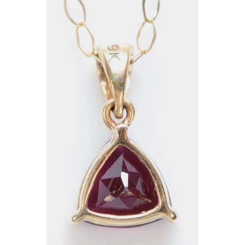 475 - A 9ct gold and garnet set pendant, chain, 0.8gm