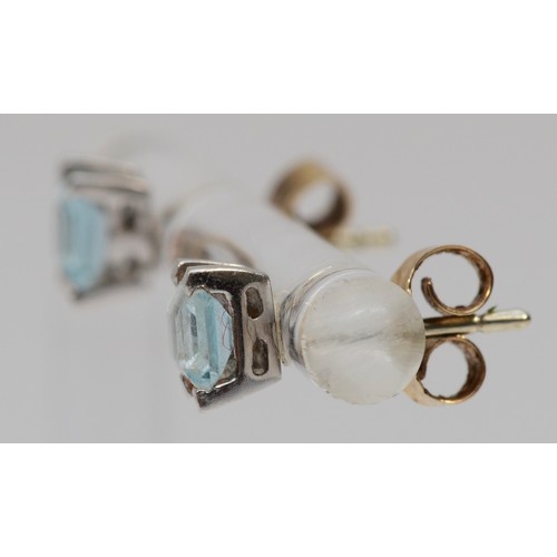 482 - A 9ct white gold pair of blue topaz ear studs, 0.9gm