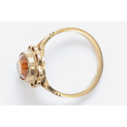 492 - A 9ct gold and citrine single stone ring, N, 2.8gm