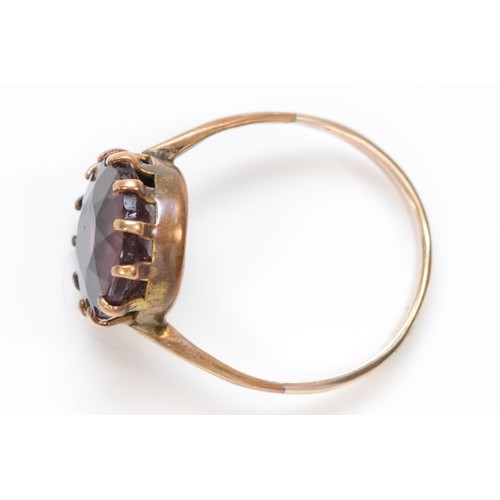 522 - A 9ct gold and purple paste ring, K, 1.5gm