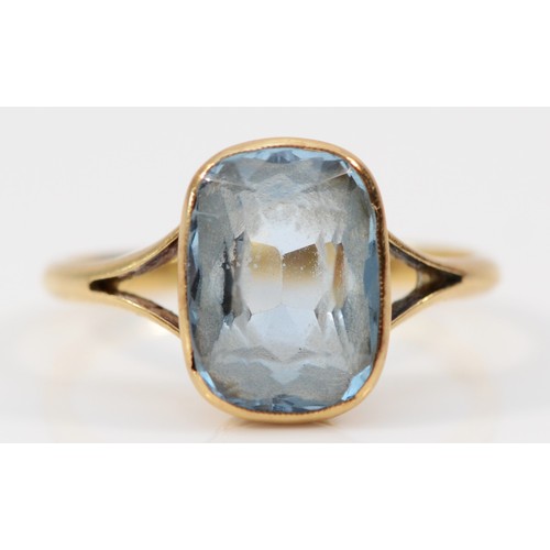 541 - A vintage 18ct gold pale blue single stone ring, aquamarine? topaz? M, 2.9gm