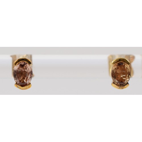 542 - A 9ct gold pair of brown gemstone ear studs, 1.2gm