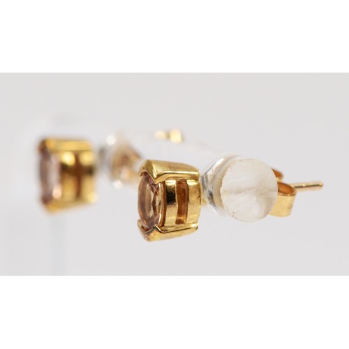 542 - A 9ct gold pair of brown gemstone ear studs, 1.2gm