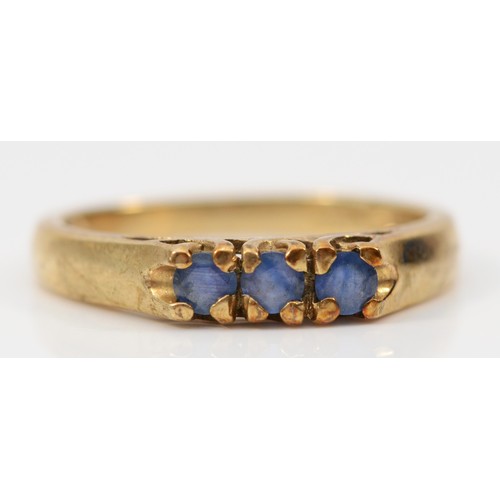 552 - A 9ct gold sapphire three stone ring, N, 2.4gm.