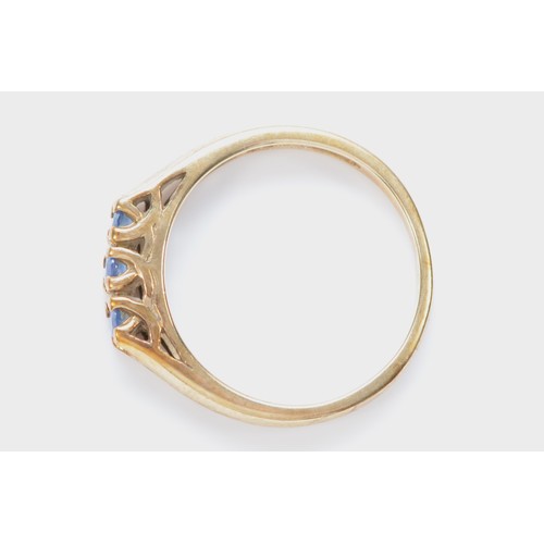 552 - A 9ct gold sapphire three stone ring, N, 2.4gm.