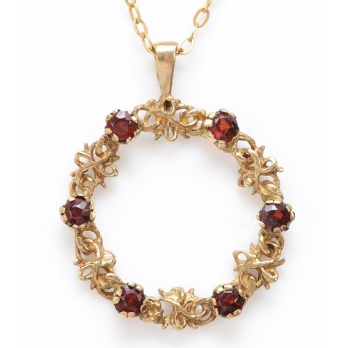 566 - A 9ct gold garnet wreath pendant, diameter 21mm, 2.9gm