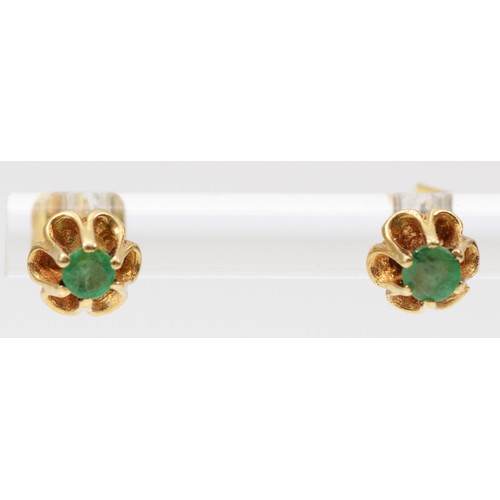 589 - A 9ct gold pair of emerald ear studs,1.3gm