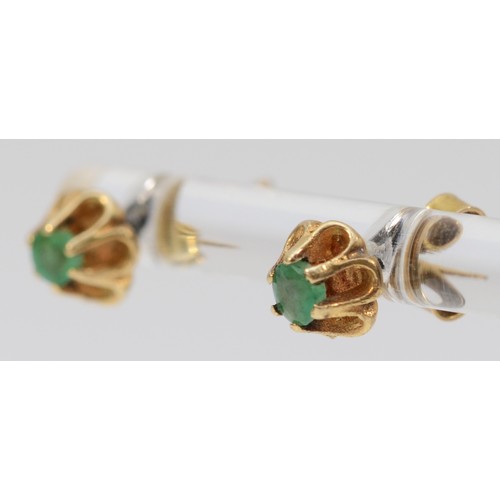 589 - A 9ct gold pair of emerald ear studs,1.3gm