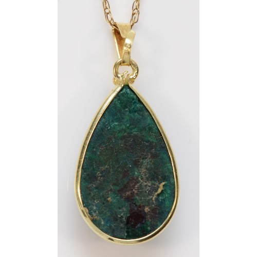 593 - A 9ct gold and malachite pear shape pendant, 21mm, chain