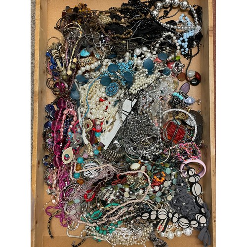 141 - Approximately 10kg of unsorted costume jewellery