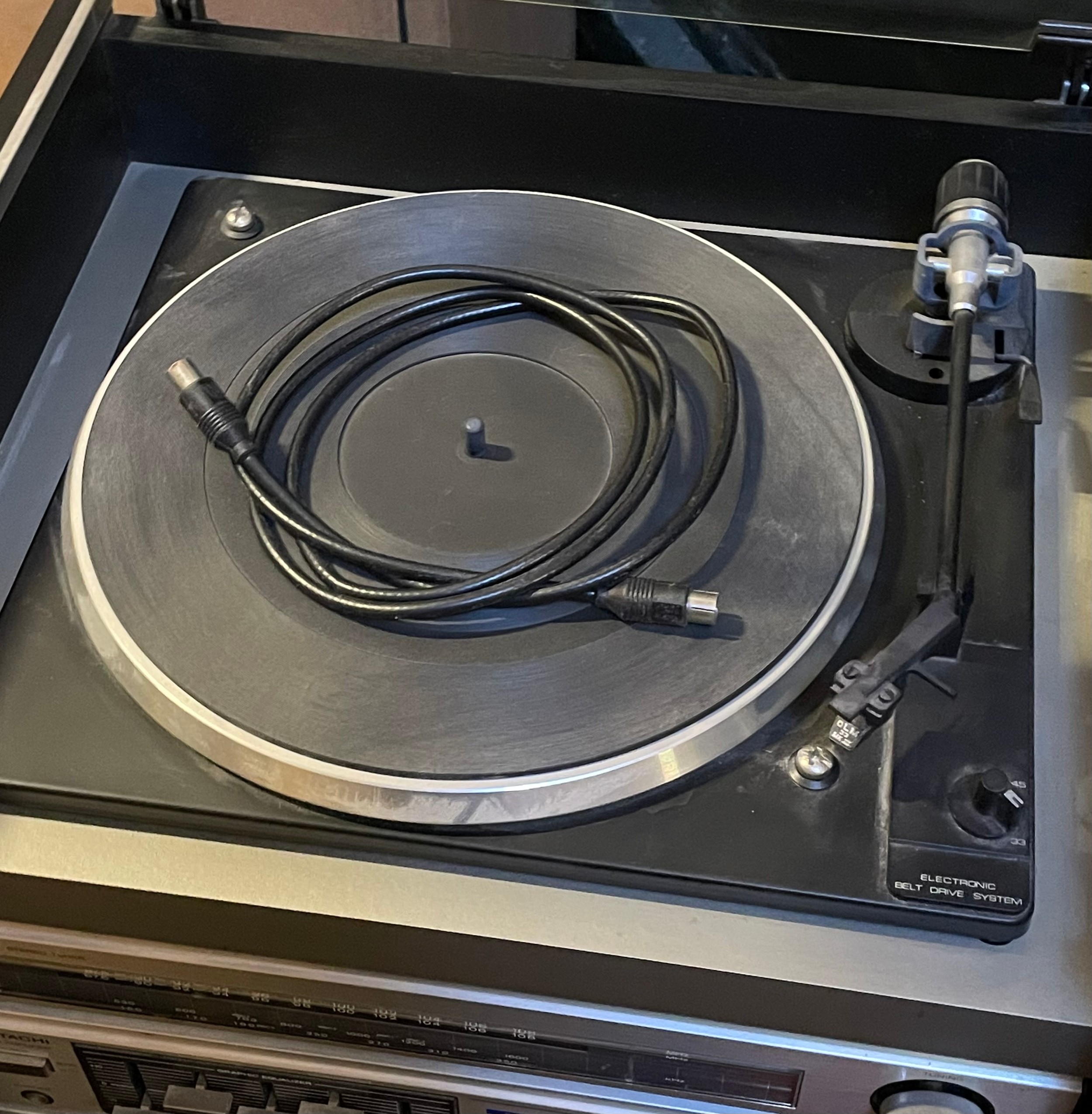 Hitachi hifi stack system, with turntable, CD player and two speakers ...
