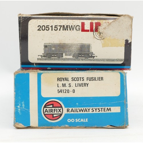 11 - A Lima 00 gauge diesel locomotive, model 205157MWG, boxed, together with an Airfix locomotive 'Royal... 