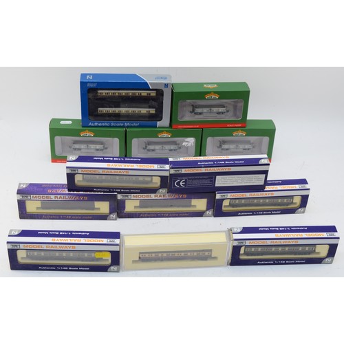 18 - A collection of N gauge Bachmann/Dapol model railway carriages, bogie wagons and goods wagons, boxed... 