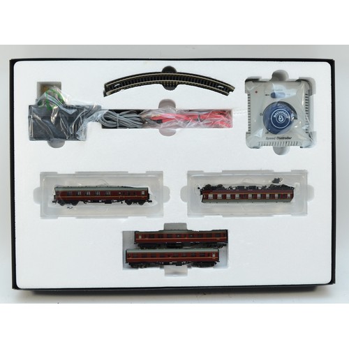 24 - Graham Farish by Bachmann; an N gauge model railway train set 'Seaside Excursion' (lacking locomotiv... 