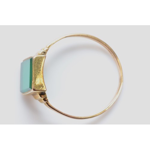 59 - A 9ct gold antique art deco chrysoprase dress ring, bezel set,  N 1/2, 1.6g